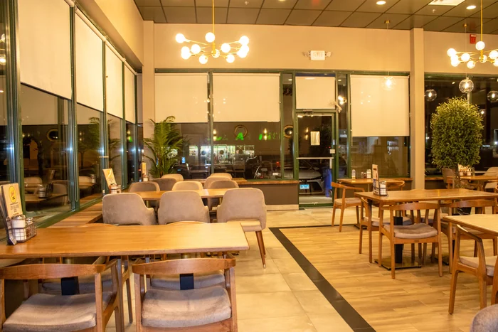 Salon oturma alanı ve ön camekan
