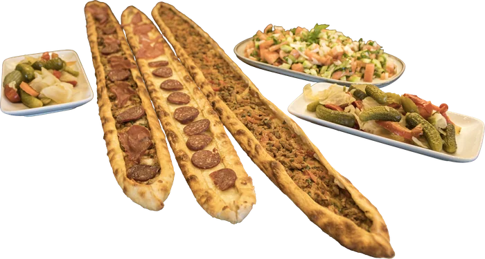 Çoban salatası ve turşu ile pide